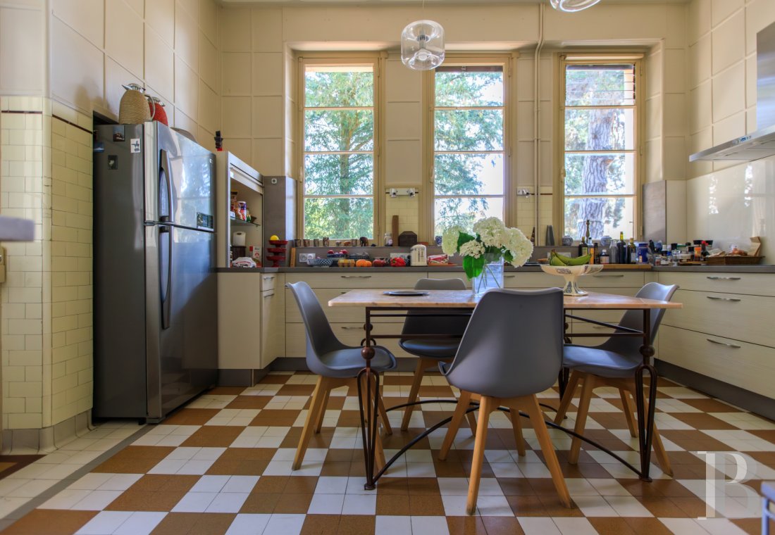 En Saône-et-Loire, à Mâcon, une villa et son jardin entièrement de style Art déco - photo  n°17